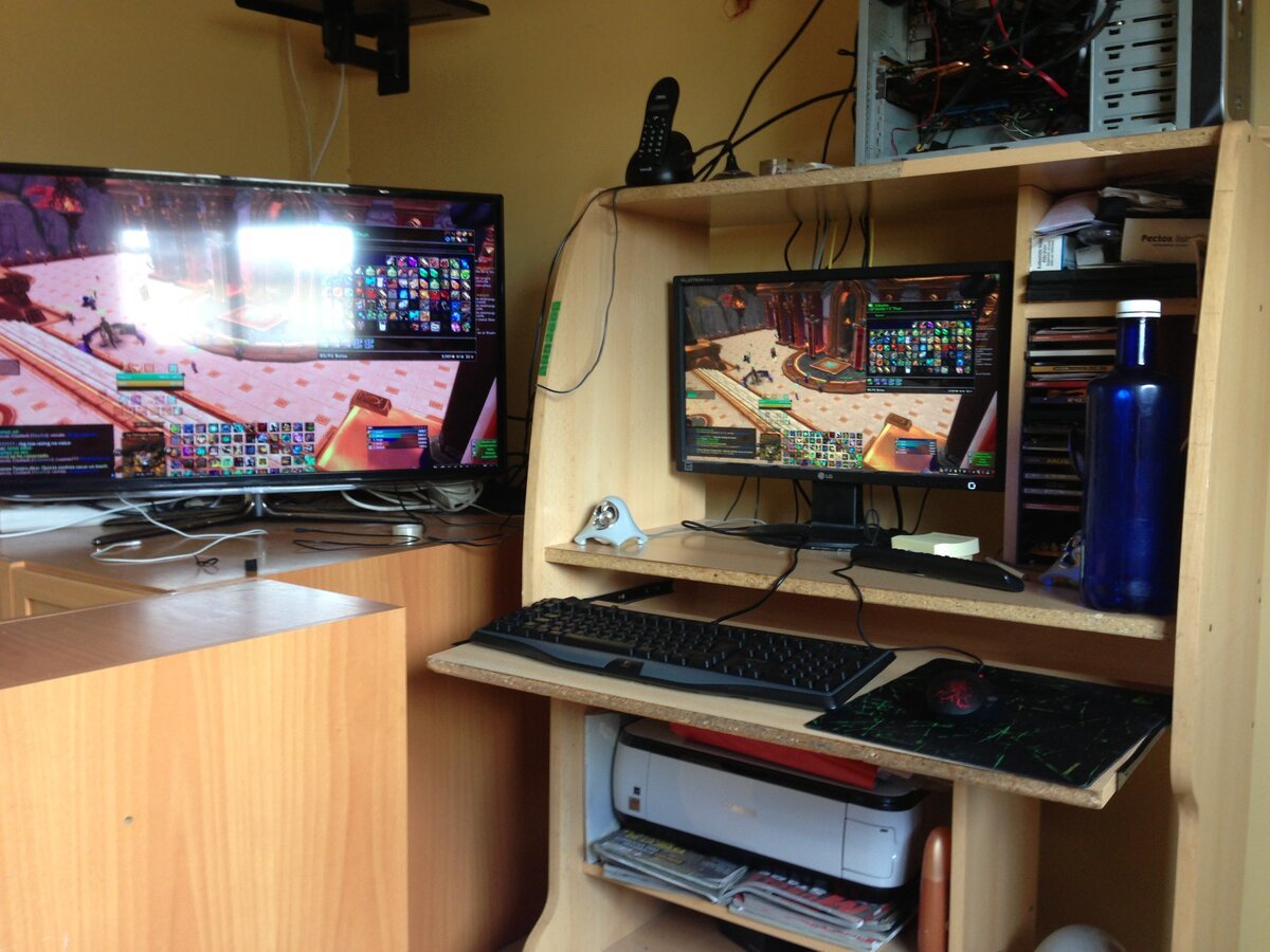 Setup gaming de TRAINORD1E durante su etapa como gamer profesional — dos monitores, teclado mecánico, torre abierta